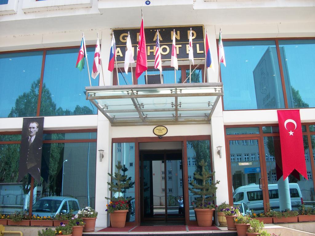 קארס Grand Ani Hotel מראה חיצוני תמונה